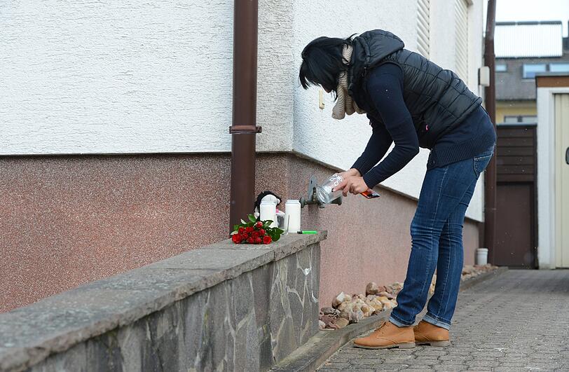 Tragödie in einer Wohnung in Aschaffenburg: Zwei tote Mädchen wurden in einem Wohnhaus gefunden. Die Polizei geht von einem Tötungsdelikt aus. Freunde und Angehörige stellen Kerzen am Fundort auf.