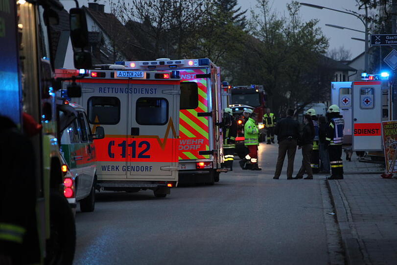 Heftiger Motorrad-Unfall bei Burgkirchen: Zwei Personen wurden schwer verletzt.