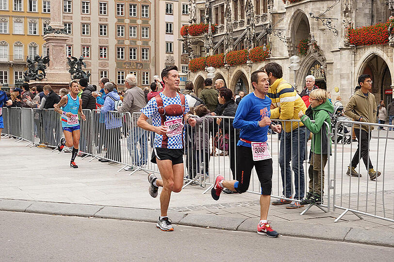 Die Läufer und Läuferinnen des 30. München Marathon am 11.20.2015