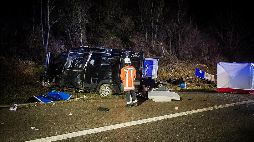 Der Fahrer des Kleintransporters wurde aus seinem Fahrzeug geschleudert und verstarb noch vor Ort. Die Bilder von der A9.