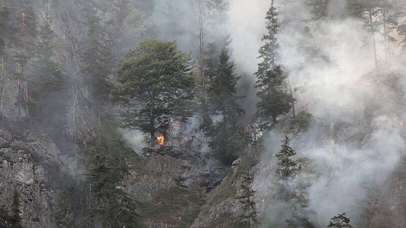 Seit Donnerstag brennt der Wald bei Oberaudorf - Hunderte Einsatzkräfte bekämpften auch am Samstag noch Glutnester. Die Bilder vom Einsatz.