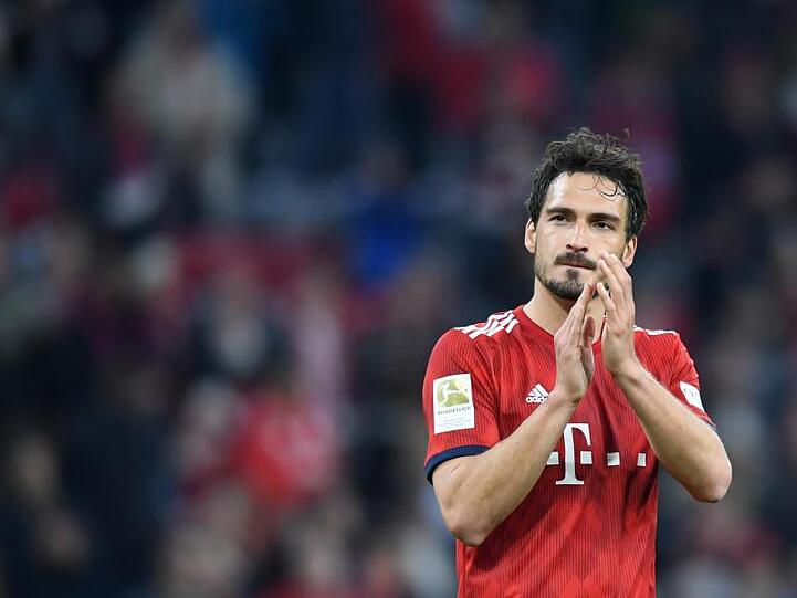Münchens Mats Hummels bedankt sich nach dem Spiel bei den Fans. Foto: Sina Schuldt/Archivbild