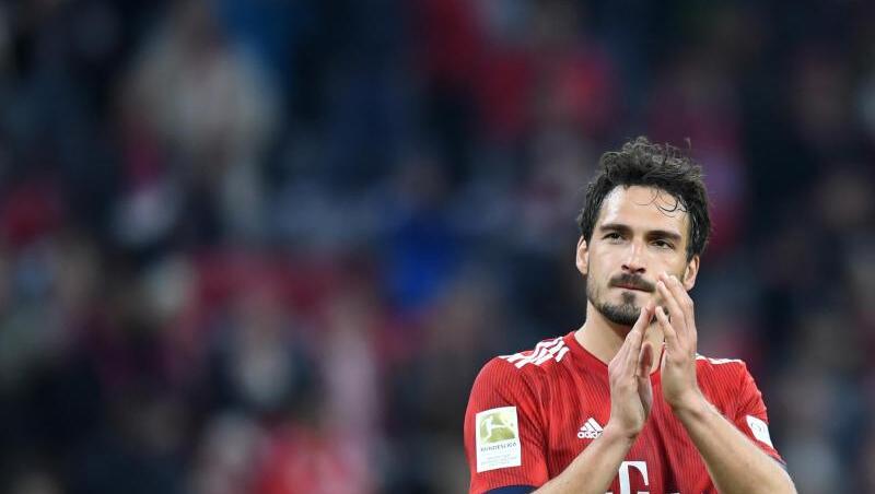Münchens Mats Hummels bedankt sich nach dem Spiel bei den Fans. Foto: Sina Schuldt/Archivbild Münchens Mats Hummels bedankt sich nach dem Spiel bei den Fans. Foto: Sina Schuldt/Archivbild