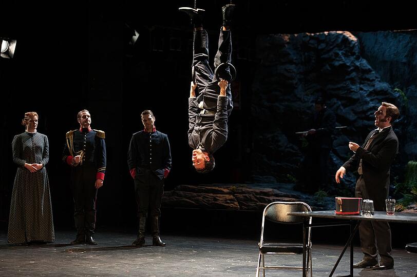 Wirklich viele gute Dinge widerfahren dem braven Franz Woyzeck (kopfüber; Jonathan Müller) nicht im Leben.