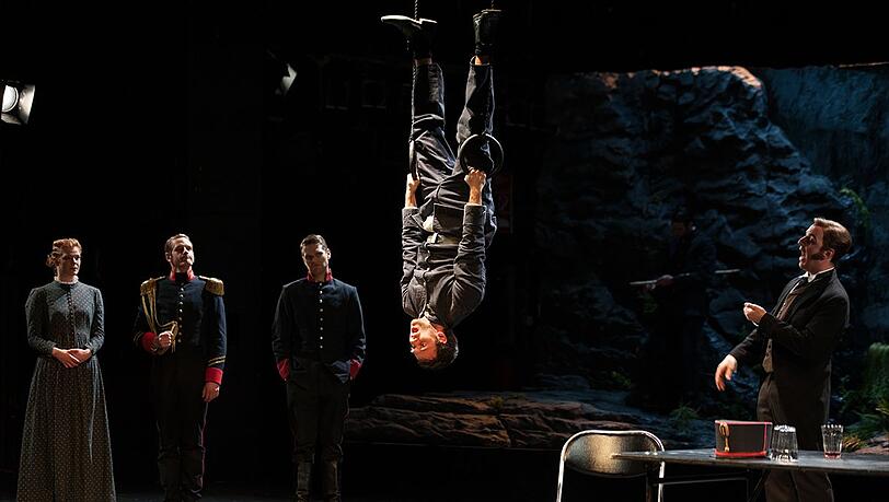 Wirklich viele gute Dinge widerfahren dem braven Franz Woyzeck (kopfüber; Jonathan Müller) nicht im Leben. Wirklich viele gute Dinge widerfahren dem braven Franz Woyzeck (kopfüber; Jonathan Müller) nicht im Leben.