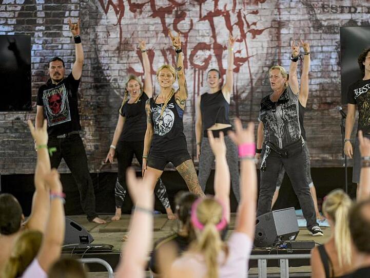 Saskia Thode (3.v.l.) zeigt, wie's geht: Yoga in Wacken.