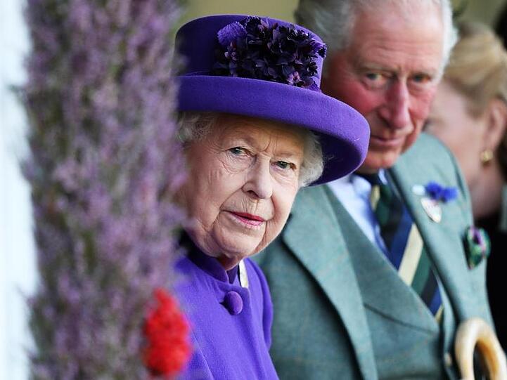 Die Queen ist vorzeitig nach Windsor Castle abgereist, Prinz Charles hat seine Reisepläne geändert.