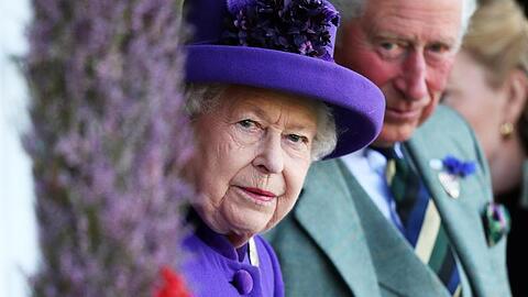 Die Queen ist vorzeitig nach Windsor Castle abgereist, Prinz Charles hat seine Reisepläne geändert.