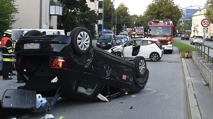 Der VW überschlug sich bei dem Unfall.
