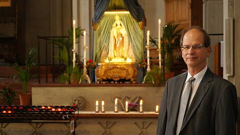 Michael Schlosser, Pfarrer in der Mariahilfkirche, hat die Marienstatue aus einer Seitenkapelle geholt und neben den Altar gestellt - damit Menschenbei ihr beten können, ohne sich zu nahe zu kommen.