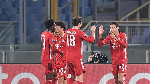 Die Bayern-Spieler feiern einen weiteren Treffer gegen Lazio Rom.