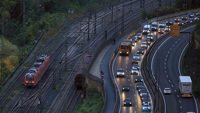 Für die Sanierung maroder Straßen, Schienen und Brücken schlagen die Verkehrsminister der Länder ein milliardenschweres Sondervermögen vor. (Archivbild)