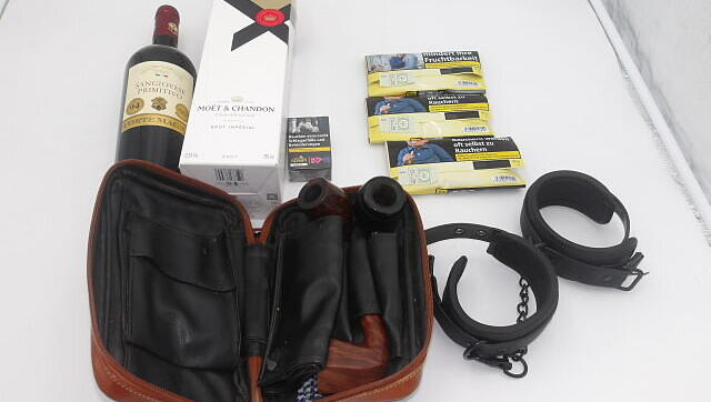 Meistbietend zu haben: Wein, Champagner, Rauchzeug und dazu Lust-Handschellen.