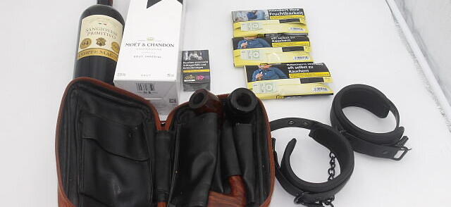 Meistbietend zu haben: Wein, Champagner, Rauchzeug und dazu Lust-Handschellen.