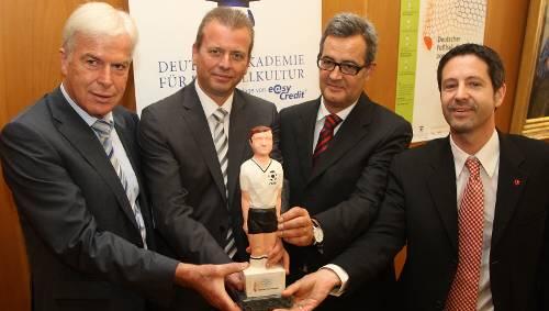 Rainer Holzschuh, OB Ulrich Maly, Theophil Graband und Christian Uhl (von links) mit dem Preis, den Cesar Luis Menotti erhält. Rainer Holzschuh, OB Ulrich Maly, Theophil Graband und Christian Uhl (von links) mit dem Preis, den Cesar Luis Menotti erhält.