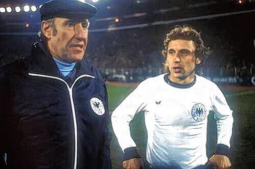 Helmut Schön trainierte Deutschland vom 4. November 1964 bis zum 21. Juni 1978. Er führte die legendäre Nationalelf um Beckenbauer, Breitner, Müller und Co. 1974 im eigenen Land zur Weltmeisterschaft und feierte in 139 Länderspielen 87 Siege - damit liegt er zumindest in der Anzahl der Erfolge noch vor Joachim Löw. 31 Mal spielte das DFB-Team unter Schön unentschieden, 21 Mal verlor man.