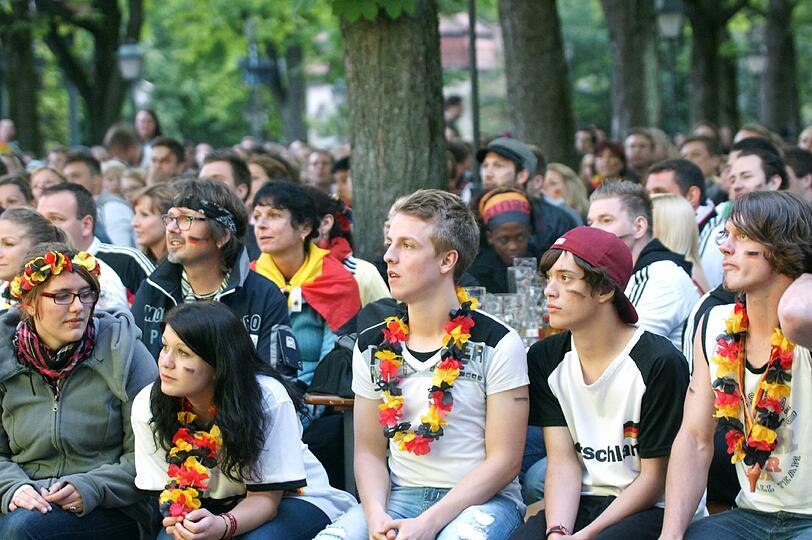 Public Viewing am Nockherberg und in dwer Kultfabrik, Basti Schweinsteiger hängt im Foto quer über die Reichenbachssraße, die Bilder vom Fußball-Wahnsinn aus München.
