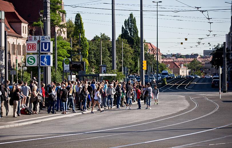 Nichts geht mehr: Zahlreiche Menschen warten am Dienstagmorgen an Bahnsteigen der Nürnberger Verkehrsbetriebe auf Ersatzbusse.