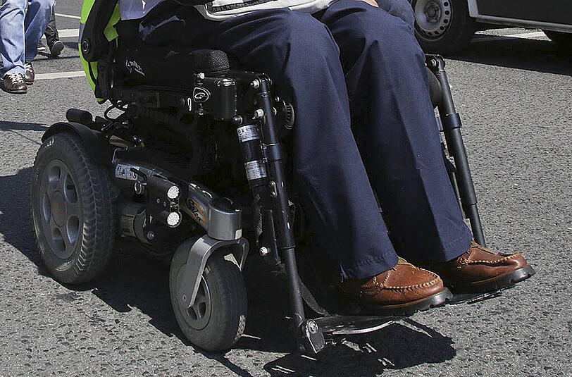 Reifenwechsel auf dem Oktoberfest. Hilfsbereite Männer haben einem Rollstuhlfahrer den Wiesn-Besuch gerettet.