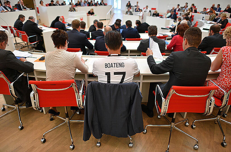 DFB-Trikot mit Boateng-Flock statt Anzug und Krawatte: Der CDU-Abgeordnete Sven Petke