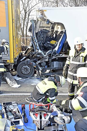 Die Bilder vom schweren Lkw-Unfall auf der A99.