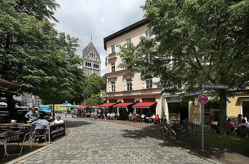 Es gibt viele Freischankflächen rund um den St.-Anna-Platz. Ob Pizza oder Weinbar: Gäste können hier zwischen 200 Sitzplätzen im Freien wählen.