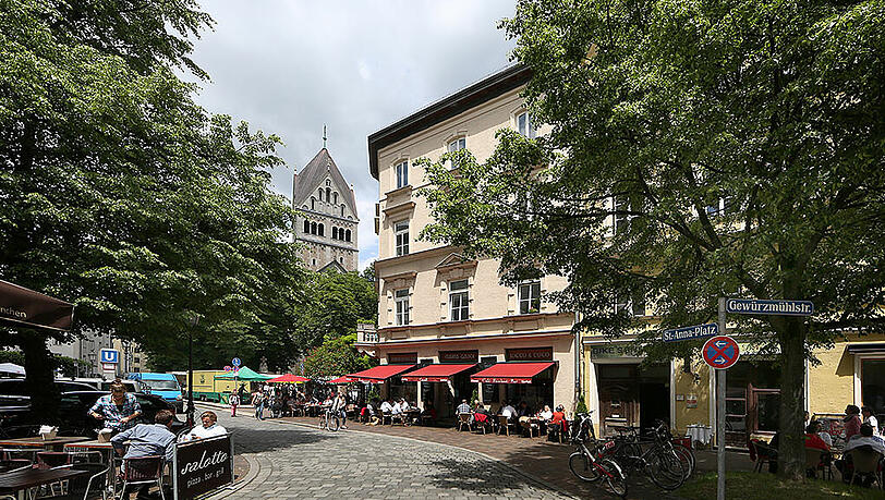 Es gibt viele Freischankflächen rund um den St.-Anna-Platz. Ob Pizza oder Weinbar: Gäste können hier zwischen 200 Sitzplätzen im Freien wählen. Es gibt viele Freischankflächen rund um den St.-Anna-Platz. Ob Pizza oder Weinbar: Gäste können hier zwischen 200 Sitzplätzen im Freien wählen.