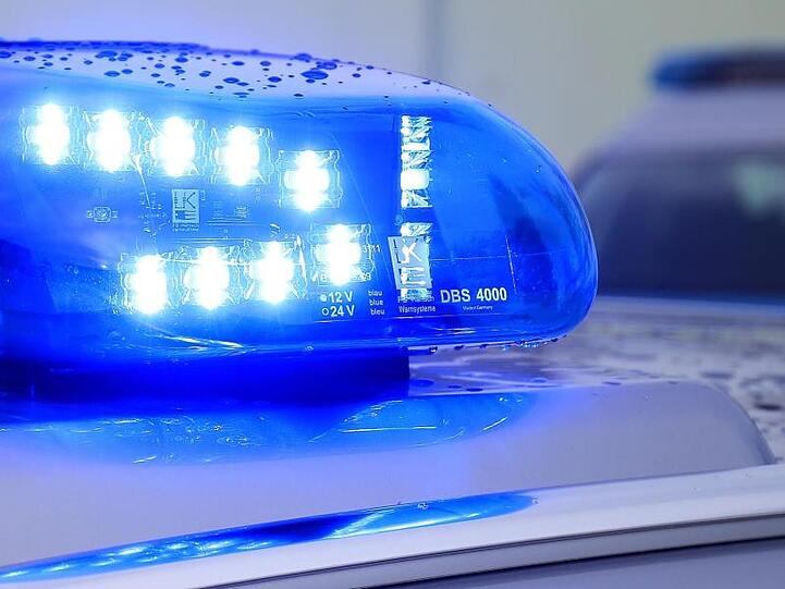 Das Blaulicht eines Streifenwagens der Polizei blinkt. Foto: Jens Wolf/dpa-Zentralbild/dpa/Symbolbild
