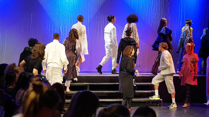 Die Absolventen der Meisterschule für Mode lernen von der Showdesignerin, wie eine Modenschau organisiert wird. Bei der Generalprobe der diesjährigen Absolventenshow durften wir die Arbeit von Adelinde Knorr miterleben.