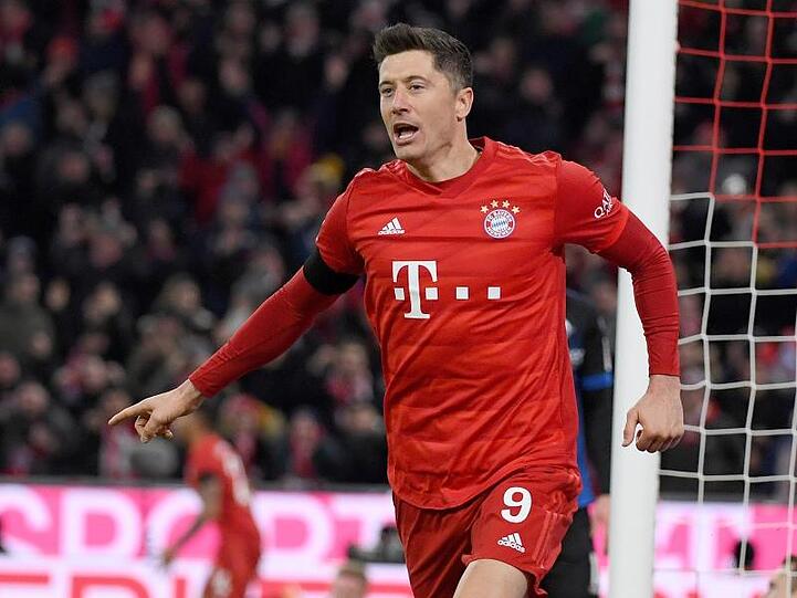 Bayerns Robert Lewandowski jubelt über sein Tor. Foto: Angelika Warmuth/dpa