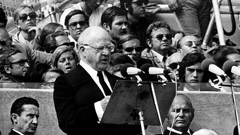 IOC-Präsident Avery Brundage spricht am 06.09.1972 auf der Trauerfeier für die Opfer des Terroranschlages auf Israels Olympiamannschaft.