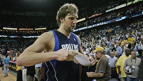 Hat es bei den Dallas Mavericks bisher nur ins Finale geschafft, die Meisterscahft, blieb ihm verwehrt: Dirk Nowitzki. Hat es bei den Dallas Mavericks bisher nur ins Finale geschafft, die Meisterscahft, blieb ihm verwehrt: Dirk Nowitzki.