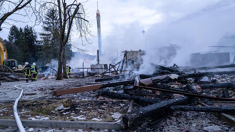 Nach dem Feuer qualmt es noch vielerorts.