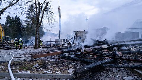Nach dem Feuer qualmt es noch vielerorts.