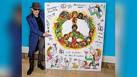 Udo Lindenberg engagiert sich seit Jahrzehnten für des Kinderhilfswerk Unicef. Hier zeigt er sich mit einem Kunstwerk mit Friedensmotiven, das 2021 zugunsten der Organisation versteigert wurde.