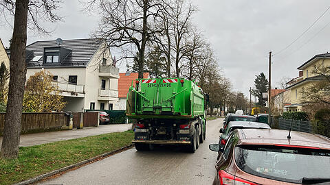 Unmut in Hadern: Wegen einer Baustelle fahren vermehrt gro&szlig;e Fahrzeuge durch eine kleine Wohnstra&szlig;e. Das &auml;rgert die Anwohner.