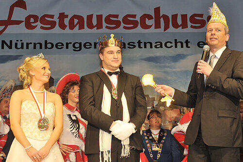 Scherz am Rande: OB Ulrich Maly übergibt Nina I. und Markus I. den Schlüssel zum SÖR-Salzlager.