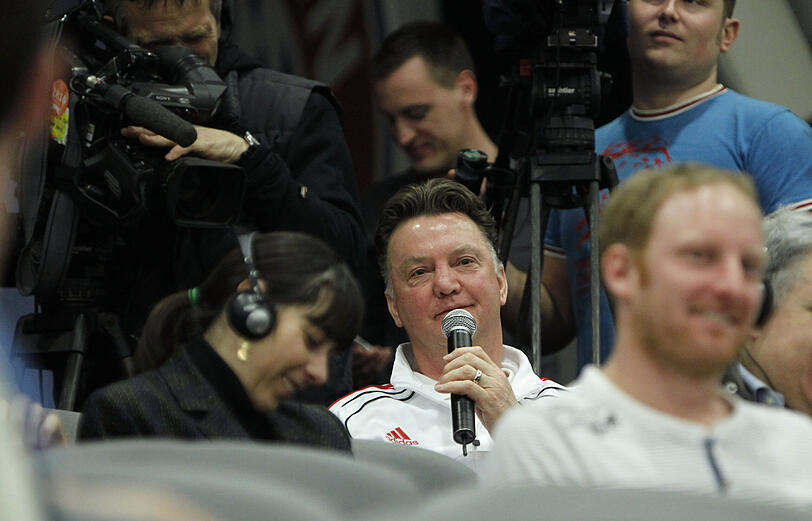 Van Gaal, der Reporter: Lustiger Rollentausch bei der Pressekonferenz.