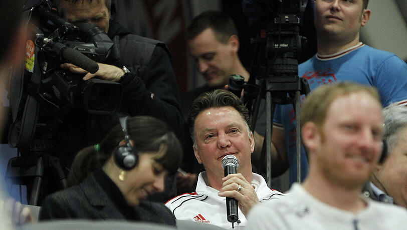Van Gaal, der Reporter: Lustiger Rollentausch bei der Pressekonferenz. Van Gaal, der Reporter: Lustiger Rollentausch bei der Pressekonferenz.