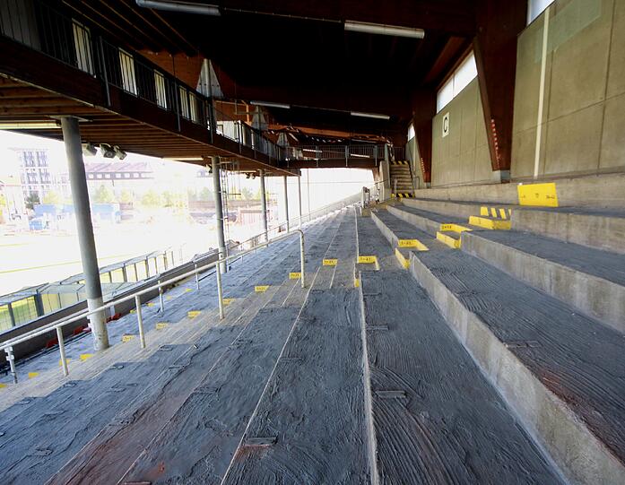 Der Rollrasen wächst an, die Heizung darunter ist installiert, im Juli 2013 soll das alte Grünwalder Stadion dann ein "neues Schmuckstück für alle Fußballfans" sein. Die Bilder vom Baustellenrundgang