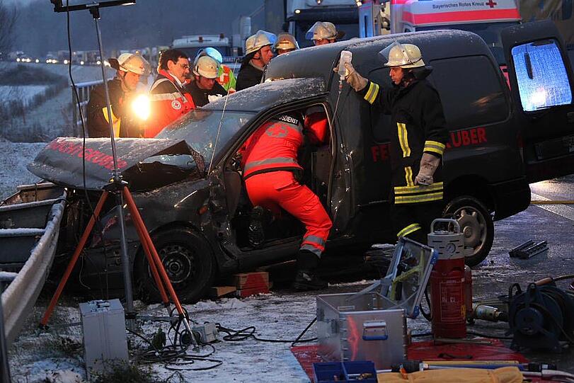 Schwerer Unfall auf dr A94 bei Töging: Ein Lkw ist ein Unfall-Auto gerast. Ein Mensch kam bei dem Crash ums Leben. Die Bilder.