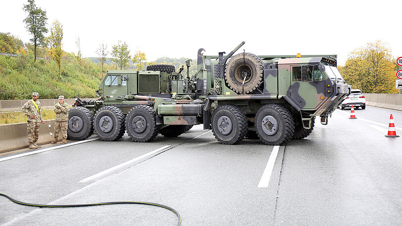 Ein kurioser Unfall der US Army legte am Samstag die A9 lahm. Die Bilder.