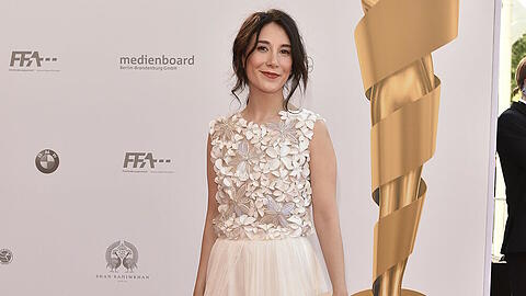 Sibel Kekilli auf dem roten Teppich der 65. Verleihung des Deutschen Filmpreises in Berlin