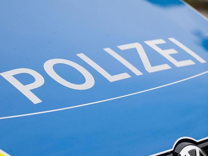 Ein Blaulicht leuchtet an einer Polizeistreife. Foto: Lino Mirgeler/dpa