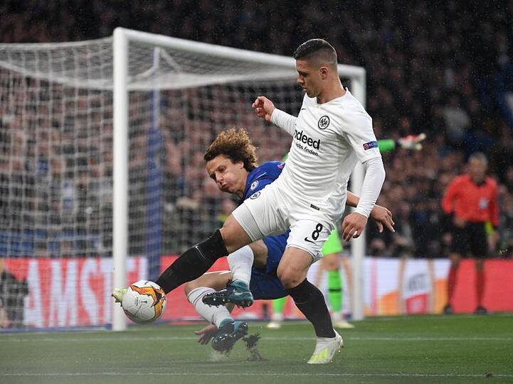 Eintracht-Torjäger Luka Jovic (r) behauptet den Ball vor Chelseas David Luiz.