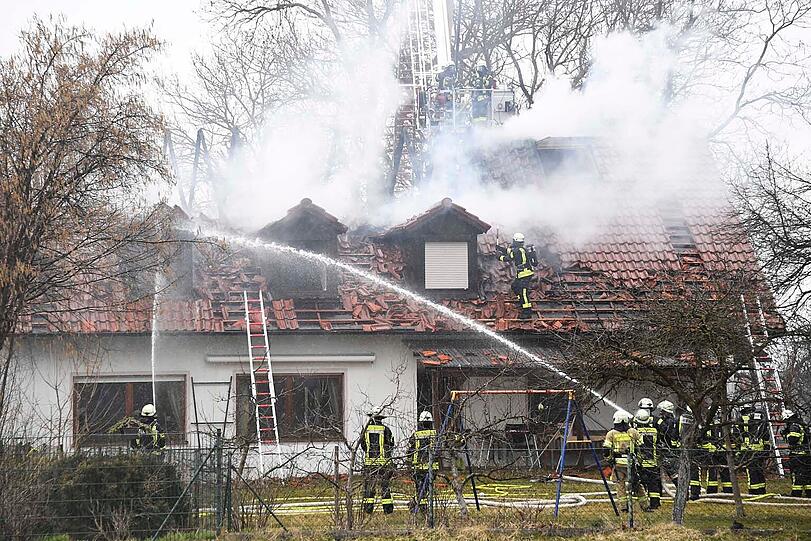 Trotz des schnellen Eingreifens der Feuerwehren brannte der Dachstuhl komplett aus.