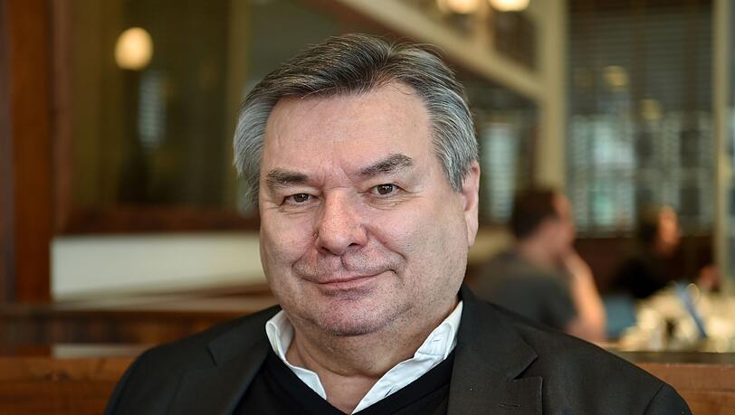 Der Journalist Waldemar Hartmann sitzt bei einem Pressetermin im Cafe Einstein. an"")