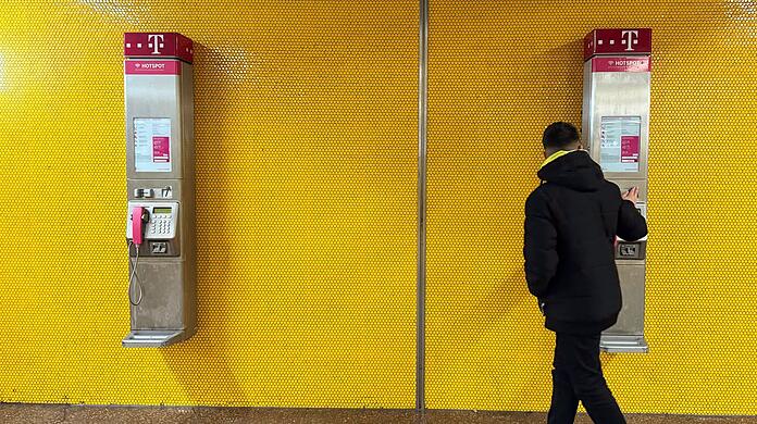 Am Bochumer Hauptbahnhof hängen noch immer zwei Telekom-Telefone an einer Wand. (Archivbild)