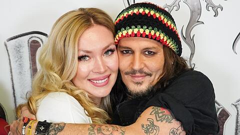 Die Wahlmünchnerin und der Weltstar: Iryna Fedorenko und Johnny Depp bei einer innigen Umarmung.