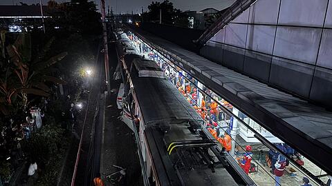Mehrere Waggons wurden bei der Kollision besch&auml;digt.